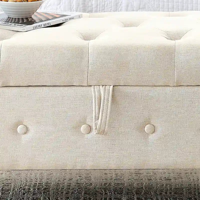 Banc de rangement moderne en tissu rembourré avec capitonnage et accoudoirs arrondis